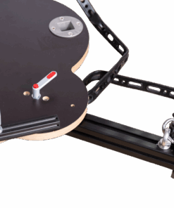 Ein schwarzer Tisch mit rot-weiß gestreiftem Design.