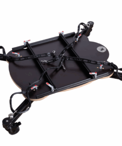 Ein schwarzer Tisch mit Rädern und einem Metallrahmen.