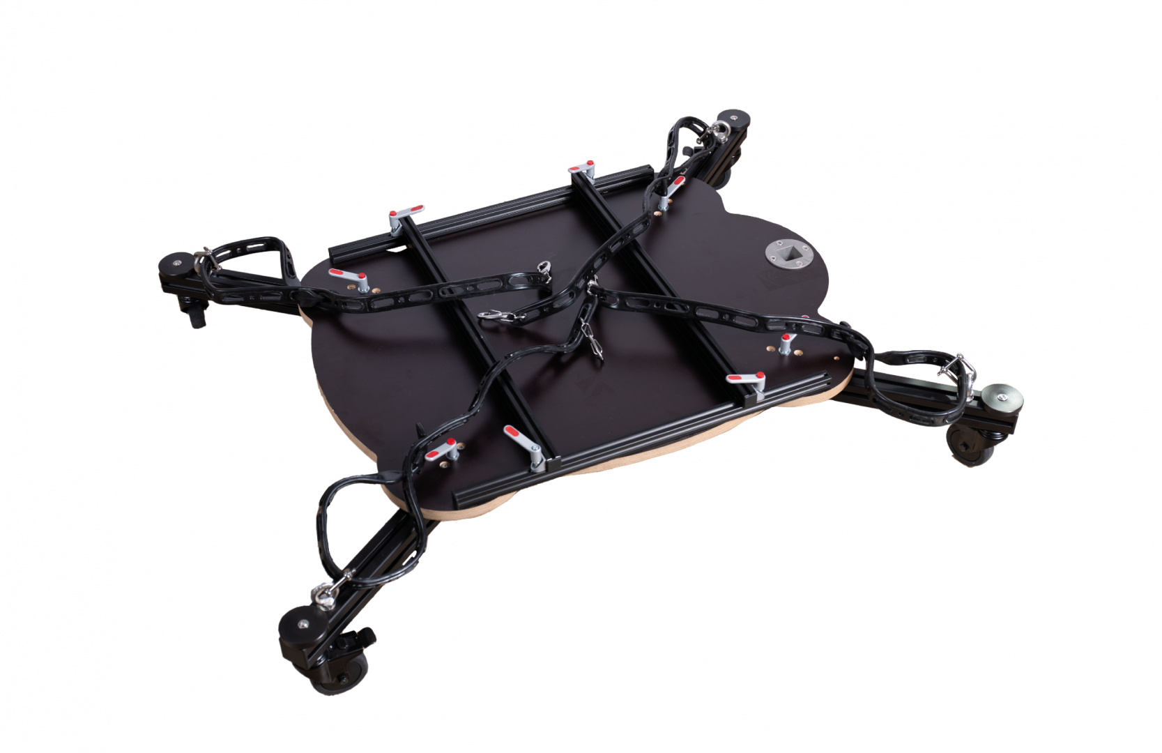 Ein schwarzer Tisch mit Rädern und einem Metallrahmen.