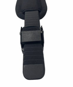 Eine Nahaufnahme eines Ratschenbands an der Fußfixierung