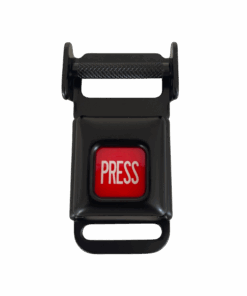 Ein kleines Metallschloss mit Einrastvorrichtung und einem traditionellen Knopf zum öffnen - geschlossen