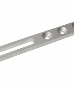 Eine glasperlengestrahlte Metall-Leiste mit Abschwenkmechanismus und löchern zur Befestigung