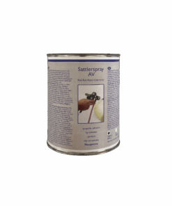 Eine metallene Kanne mit Inhaltzbezeichnung "Sattlerspray AV"