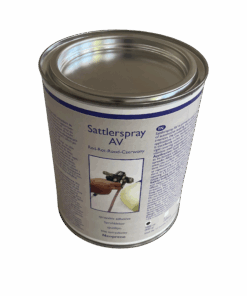 Eine metallene Kanne mit Inhaltzbezeichnung "Sattlerspray AV"