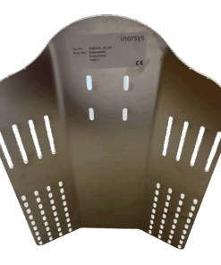 Ein Metallblech mit abgewinkelten außenteilen mit den Maßen eines Rückens und Llöchern und Öffnungen zur Befestigung