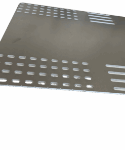 Ein metallenes, rechteckiges, an den oberen Enden abgewinkeltes Blech mit Löchern und Spalten zur Befestigung