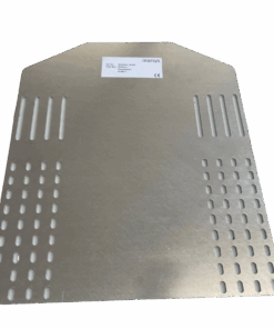 Ein metallenes, rechteckiges, an den oberen Enden abgewinkeltes Blech mit Löchern und Spalten zur Befestigung