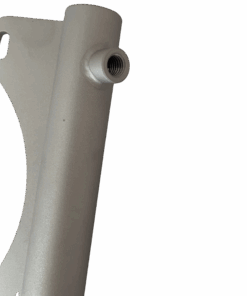 Eine Metallene Röhre mit einer Anschlussstelle für eine Schraube und zwei angeschweißten Befestigungspelotten - nahe Ansicht