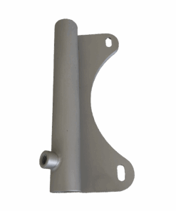 Eine Metallene Röhre mit einer Anschlussstelle für eine Schraube und zwei angeschweißten Befestigungspelotten - Seietnansicht