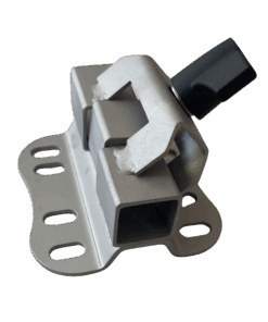 Ein Metallbauteil bestehend aus einer gekröpften Grundfläche zur Befestigung, einer angeschweißten Rohrklemme und einer Flügelschraube zum Festziehen der Rohrklemme