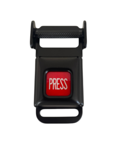 Ein kleines Metallschloss mit Einrastvorrichtung und einem traditionellen Knopf zum öffnen - geschlossen