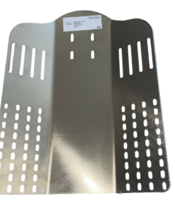 Ein Metallblech mit abgewinkelten außenteilen mit den Maßen eines Rückens und Llöchern und Öffnungen zur Befestigung