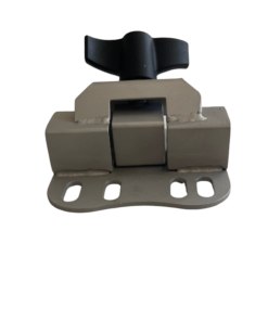 Ein Metallbauteil bestehend aus einer Grundfläche zur Befestigung, einer angeschweißten Rohrklemme und einer Flügelschraube zum Festziehen der Rohrklemme