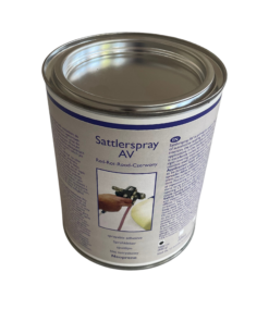 Eine metallene Kanne mit Inhaltzbezeichnung "Sattlerspray AV"