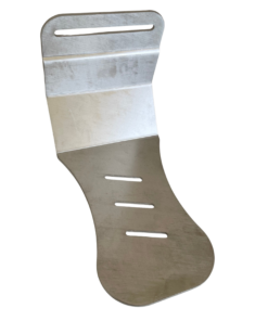 Eine Pelotte mit zweifacher Abwinklung über insgesamt 90 grad, mit öffnungsschlitzen zum Befestigen