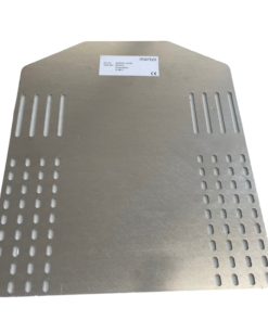 Ein metallenes, rechteckiges, an den oberen Enden abgewinkeltes Blech mit Löchern und Spalten zur Befestigung