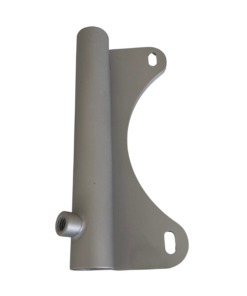 Eine Metallene Röhre mit einer Anschlussstelle für eine Schraube und zwei angeschweißten Befestigungspelotten - Seietnansicht