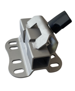 Ein Metallbauteil bestehend aus einer gekröpften Grundfläche zur Befestigung, einer angeschweißten Rohrklemme und einer Flügelschraube zum Festziehen der Rohrklemme