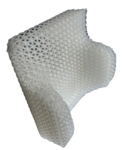 Der Rücken eines 3D-gedruckten Sitzpolsters aus einem Kunststoff, belüftet, Frontansicht