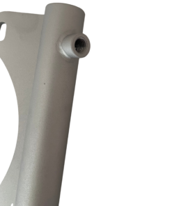 Eine Metallene Röhre mit einer Anschlussstelle für eine Schraube und zwei angeschweißten Befestigungspelotten - nahe Ansicht